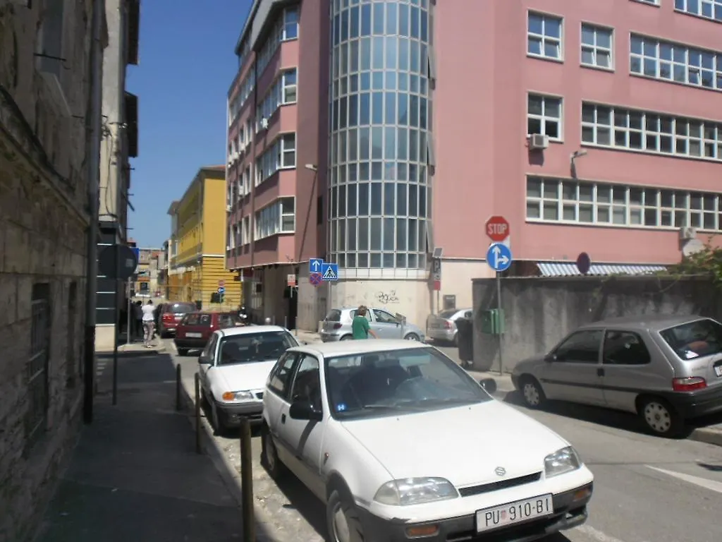 לינה וארוחת בוקר פולה City Center Rooms