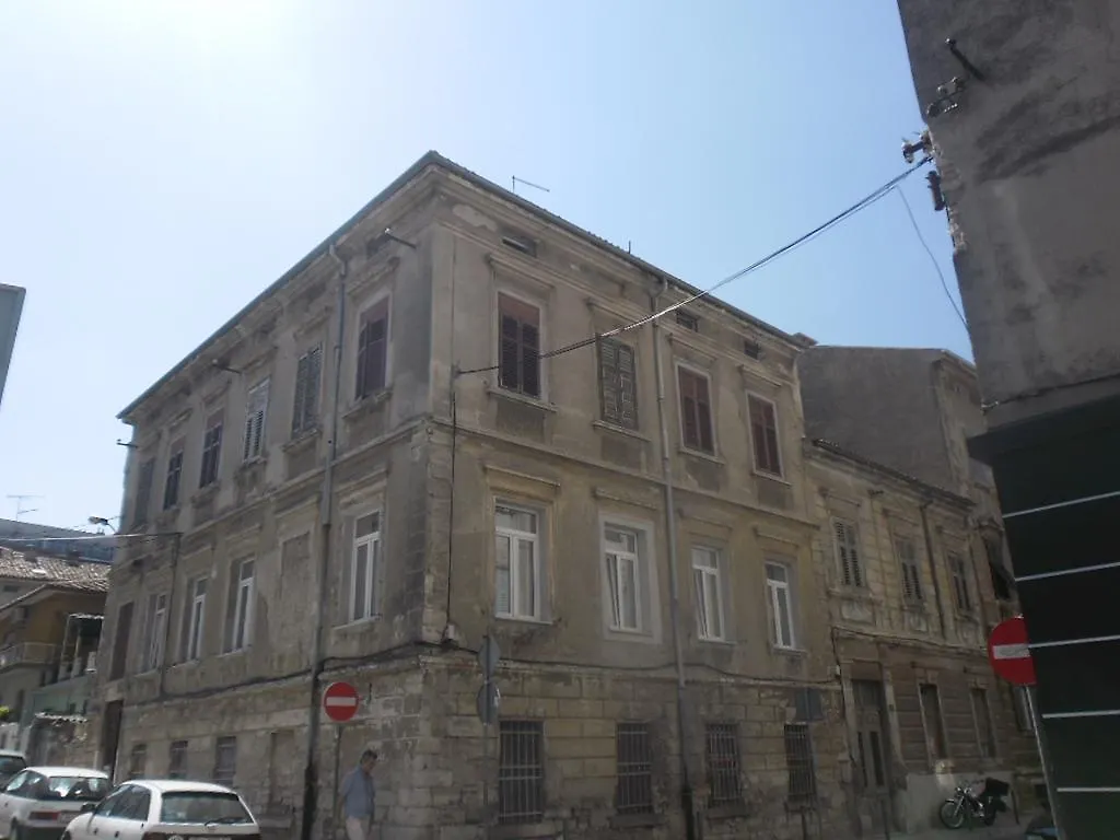 פולה City Center Rooms לינה וארוחת בוקר