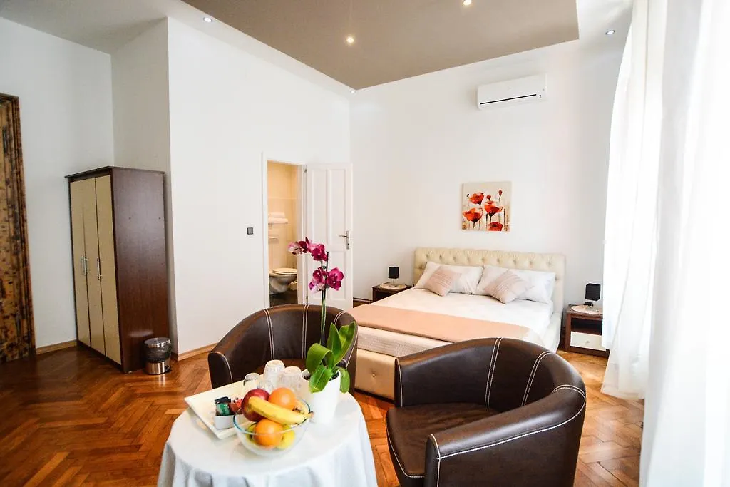 לינה וארוחת בוקר פולה City Center Rooms