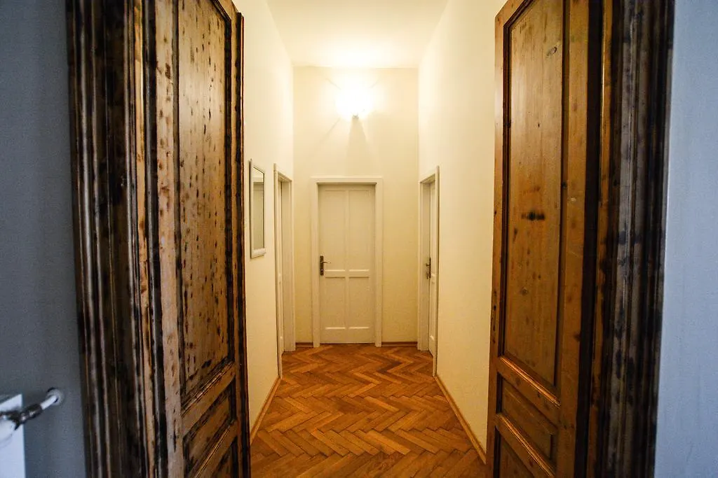 לינה וארוחת בוקר פולה City Center Rooms