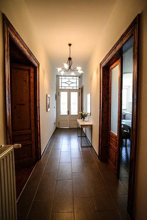 פולה City Center Rooms 3*,